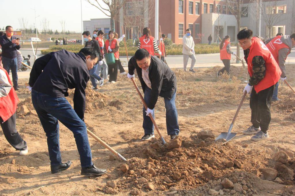 樱花学校苹果版中文:渭南师范学院学校启动2023年春季校园义务植树活动-第2张图片-太平洋在线下载