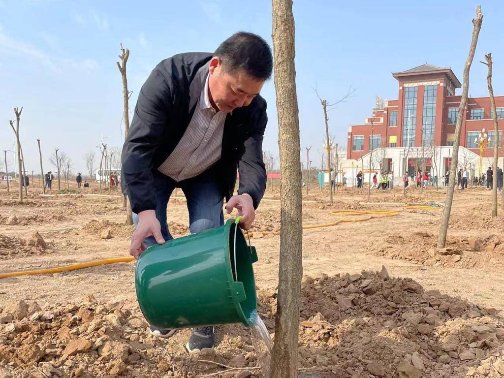 樱花学校苹果版中文:渭南师范学院学校启动2023年春季校园义务植树活动-第3张图片-太平洋在线下载