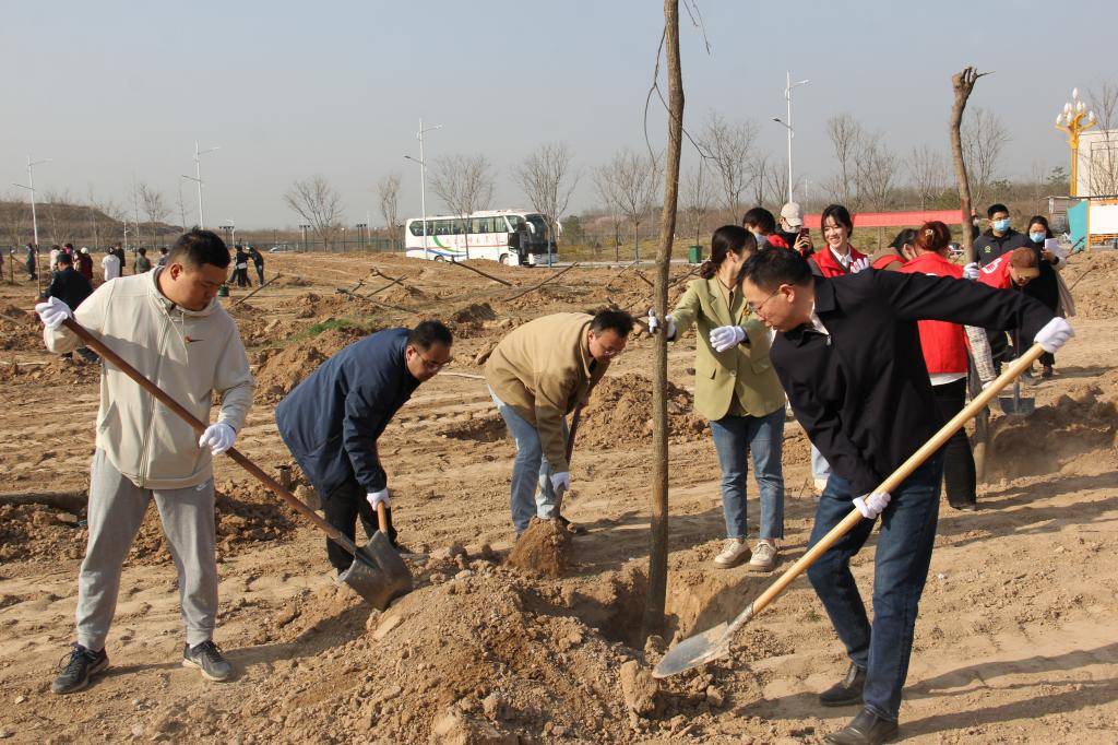 樱花学校苹果版中文:渭南师范学院学校启动2023年春季校园义务植树活动-第4张图片-太平洋在线下载