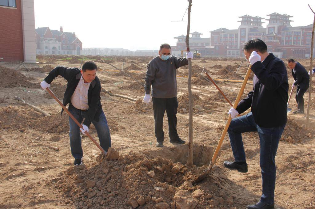 樱花学校苹果版中文:渭南师范学院学校启动2023年春季校园义务植树活动-第5张图片-太平洋在线下载