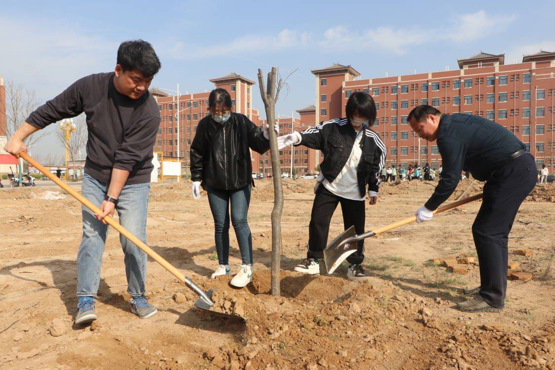 樱花学校苹果版中文:渭南师范学院学校启动2023年春季校园义务植树活动-第6张图片-太平洋在线下载