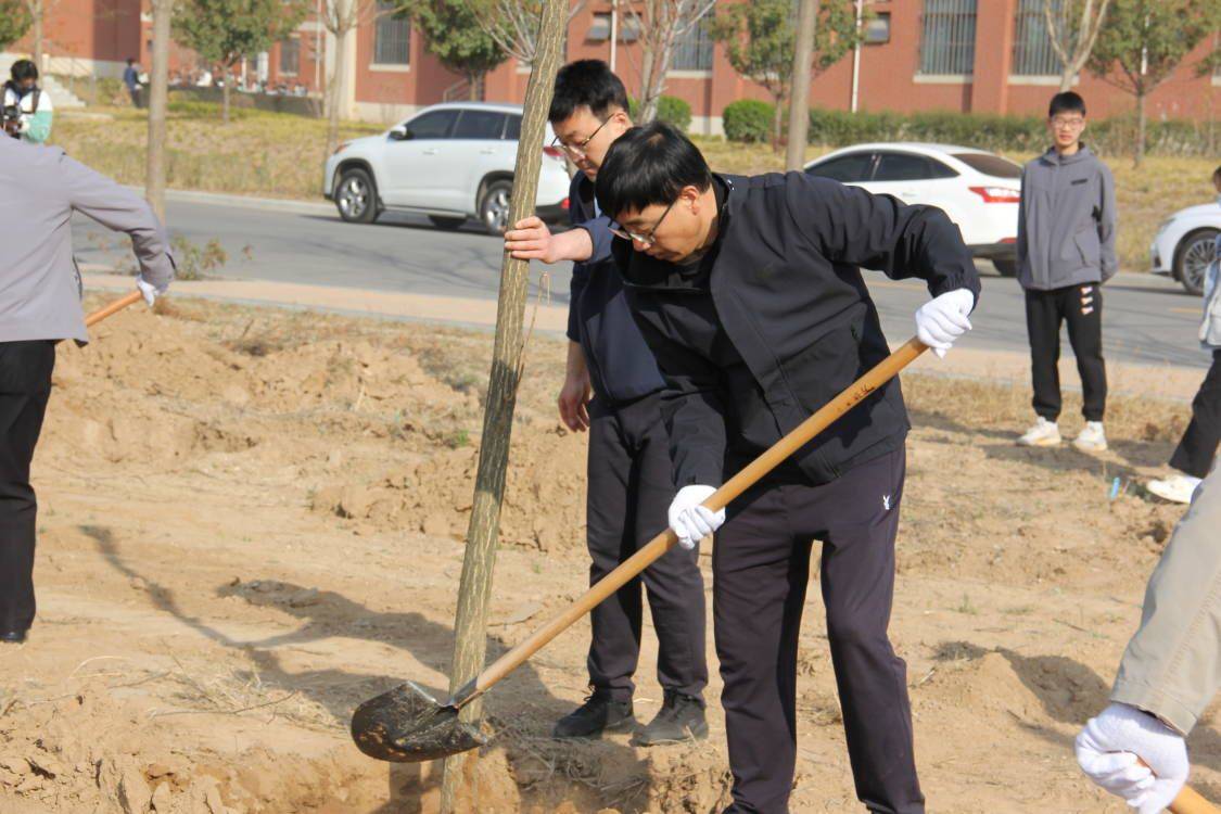 樱花学校苹果版中文:渭南师范学院学校启动2023年春季校园义务植树活动-第7张图片-太平洋在线下载