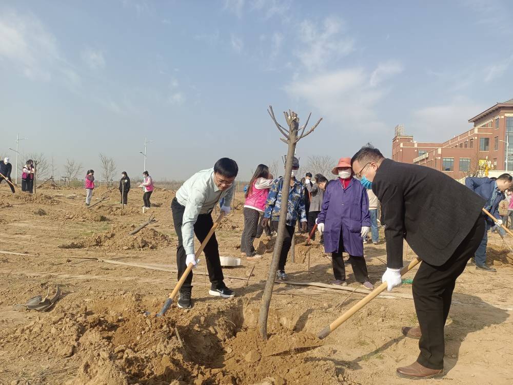 樱花学校苹果版中文:渭南师范学院学校启动2023年春季校园义务植树活动-第11张图片-太平洋在线下载