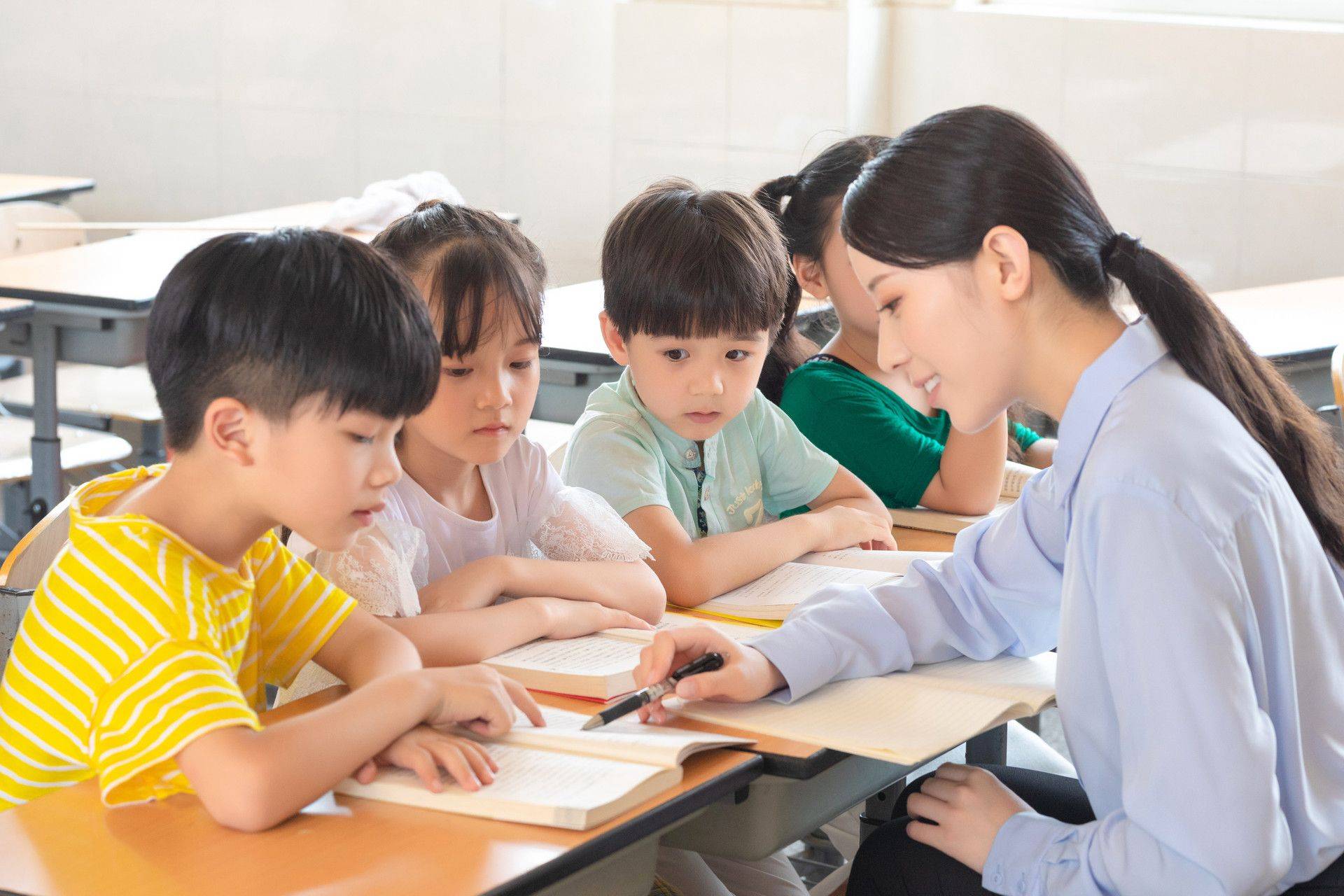 打雷可以玩手机吗:雅方咨询投诉分享初三学生可以玩手机吗